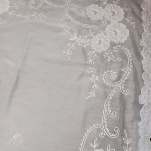 Large sheer white on white emboidered table cloth - Picture 2 of 4